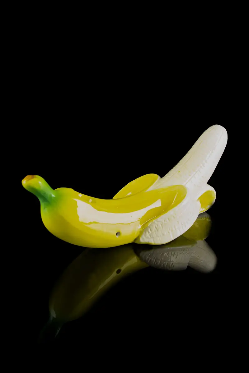 Curvy Banana Ceramic Pipe – Roast & Toast Playful Design 1