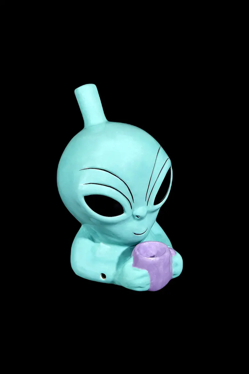 Roast & Toast Alien Glass Pipe – Whimsical Extraterrestrial Sculpture 1
